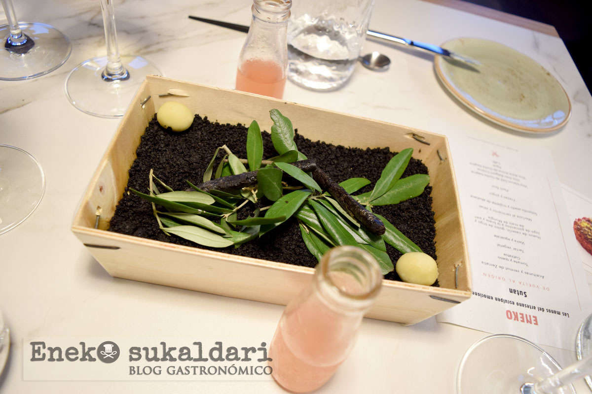 Aceitunas y vermut de Zerratia - Eneko Restaurante Larrabetzu - Eneko sukaldari