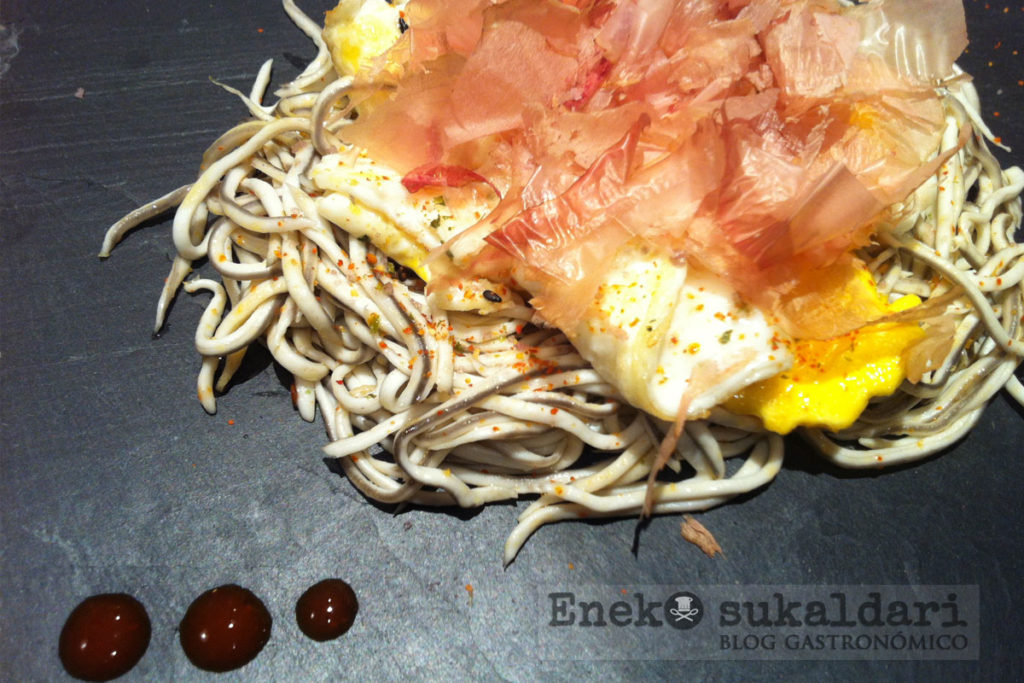huevos rotos con gulas y katsuobushi