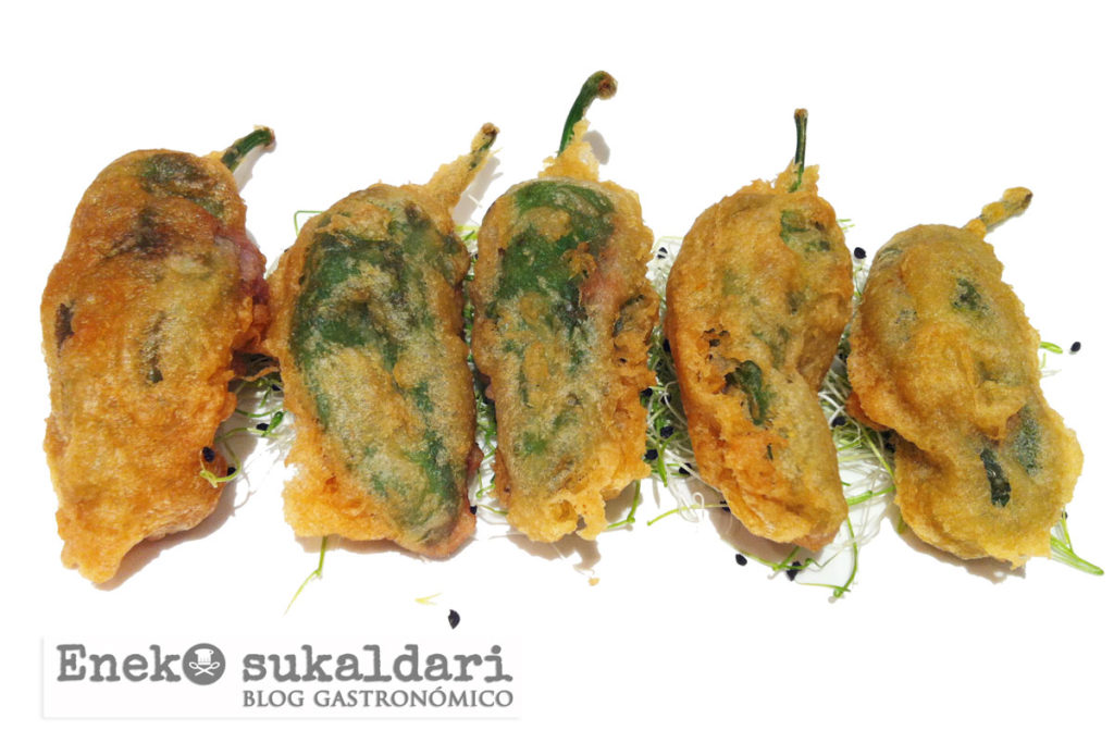 Pimientos de Gernika rellenos de chipiron en tempura