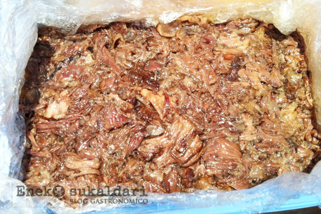 Raviolis de rabo de vaca betizu envueltos en pan y jugo de legumbres by Eneko Atxa