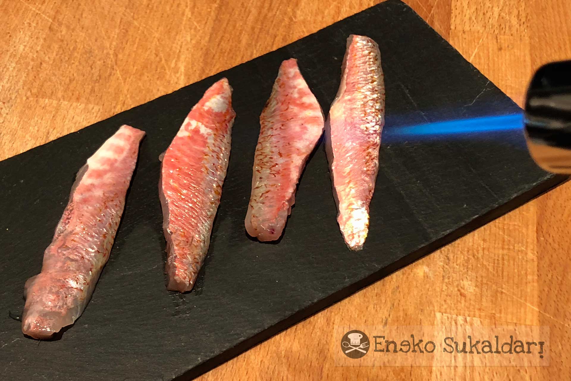 Salmorejo con salmonetes asados y trufa - Receta - Eneko sukaldari