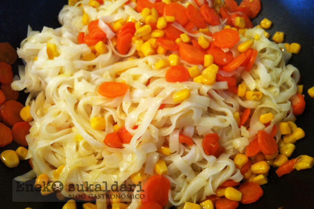 Tallarines de arroz salteados con verduras y anchoas