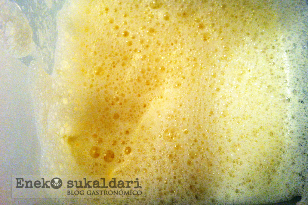 Vieiras salteadas en mayonesa de sus corales con aire de cítricos - Eneko sukaldari