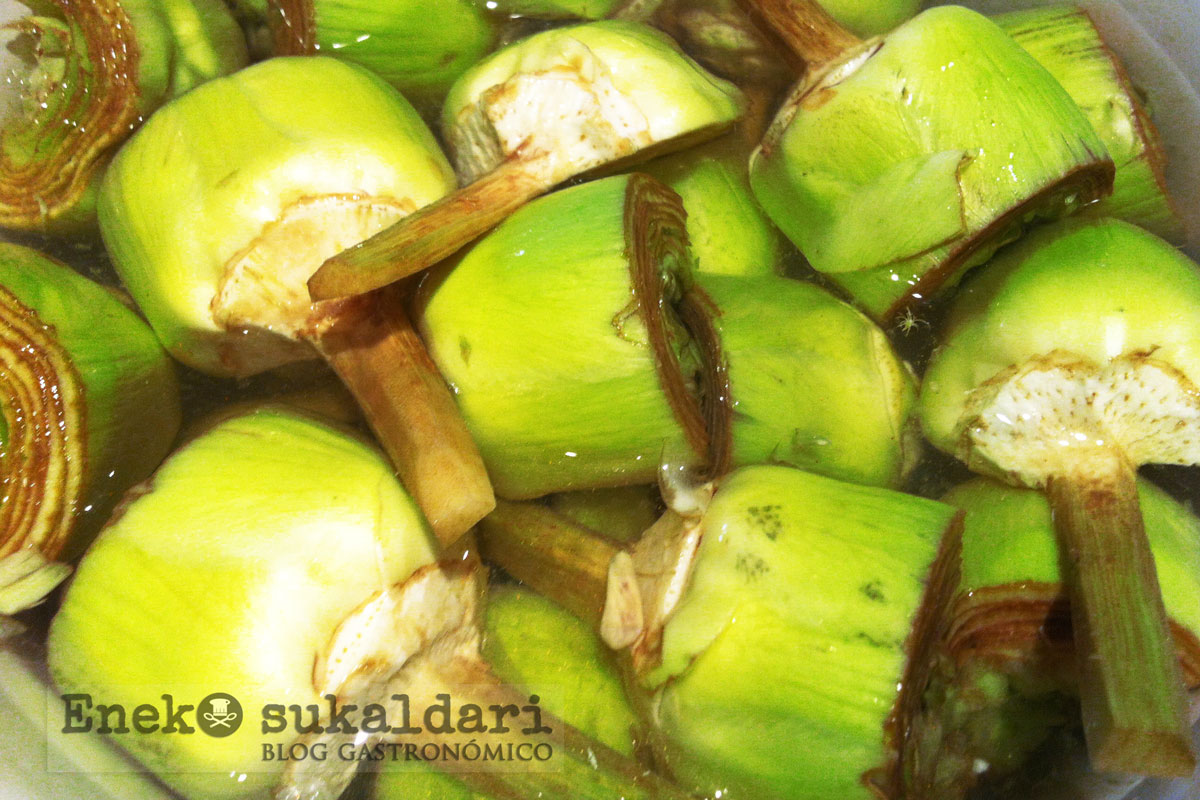 Alcachofas confitadas con emulsión de pistachos y anchoas