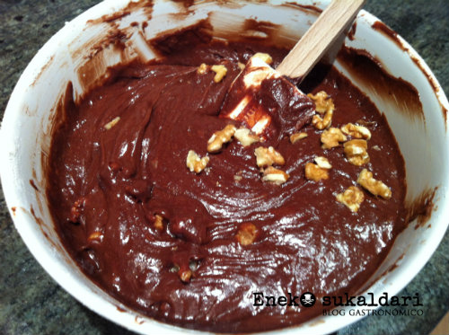 Brownie de chocolate con nueces y frambuesas
