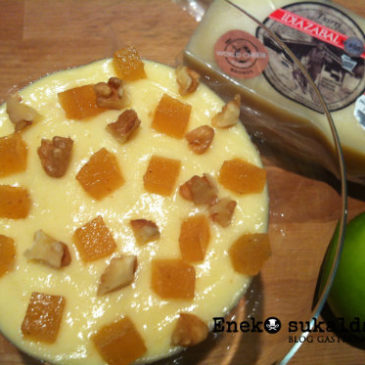 Crema de Idiazabal sobre manzana, con topping de membrillo y nueces