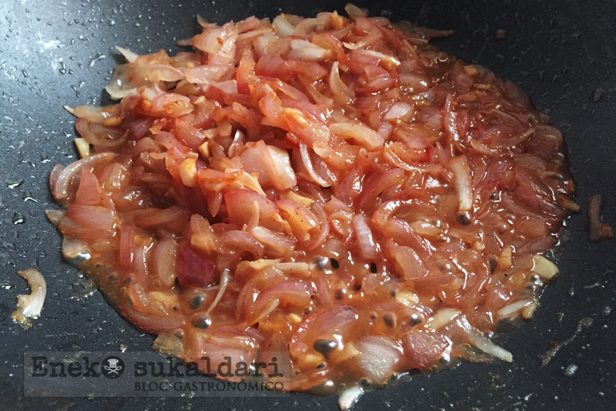 Garbanzos en salsa rabiosa de tomate con bonito - Eneko sukaldari