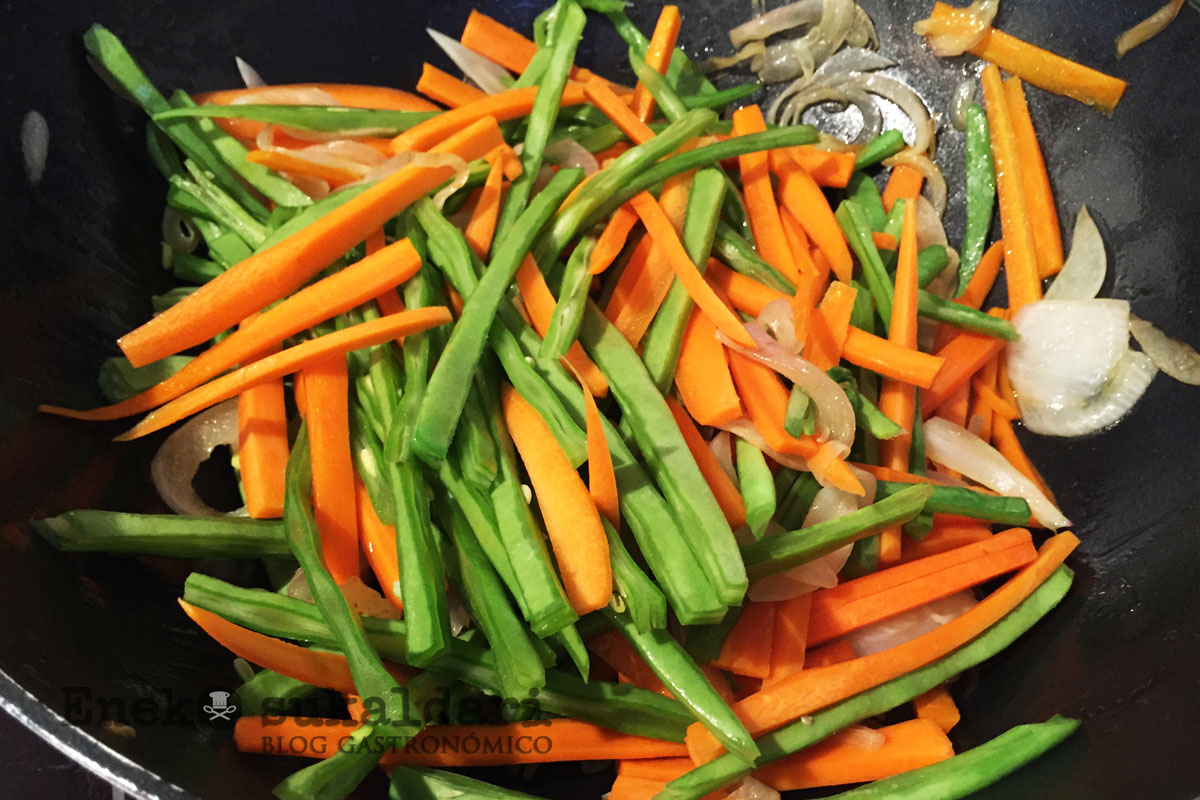 Udon con verduras salteadas